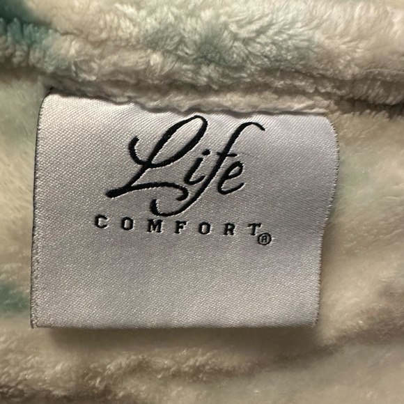NWOT Life Comfort Super Plush Throw Blanket Teal Taupe White 70"x60" - Picture 5 of 7